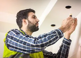 Installation LED-Downlight Mann bringt ein LED-Downlight an
